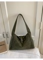 Dettaglio borsa hobo in camoscio verde scuro con fibbia argento e texture della pelle - Verde Pallido