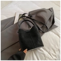 Elegante bolso de ante negro tipo cubo con asas de cuero y correa de hombro larga - Sin colgante / Negro