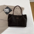 Bolso tote retro marrón oscuro en gamuza mate con asas delgadas y placa de logo metálica - Marrón