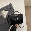 Minimalistische schwarze Handtasche mit Krokodilprägung und silberner Herzschnalle - Schwarz