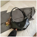 Glanzende zwarte halve maan onderarmtas met verstelbare riem en decoratieve hanger - Zwart met hanger
