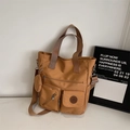 Borsa tote in nylon marrone con tasche multiple, tracolla larga e mini borsellino - Cachi