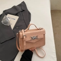 Rosafarbene Handtasche in Krokodilleder-Optik mit silberner Herzschnalle und Gurt - Rosa