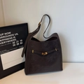 Bolso tote vintage café oscuro con cierre de giro dorado y correa ajustable - Marrón