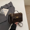 Schicke Crossbody-Tasche mit Leopardenmuster, braunem Leder und goldenem Herzschloss - Leopard Kaffee