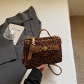 Leoparden-Umhängetasche mit goldener Herzschnalle und verstellbarem Riemen im schicken Design - Leopardenbraun