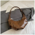 Vintage braune gefaltete Achseltasche aus glänzendem Kunstleder mit Knotendetail - Braun Ohne Anhänger