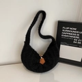 Dettaglio borsa hobo nera in pelliccia con inserto in pelle marrone e coulisse - Nero
