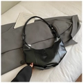 Schwarze glänzende Hobo-Tasche mit Knotengurt und minimalistischem Halbmond-Design - Schwarz ohne Anhänger