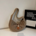 Dettaglio della borsa hobo in maglia marrone con texture spessa e chiusura ad alamaro - Cachi