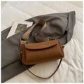 Bolso baguette vintage marrón en cuero mate con correa ancha de estilo bohemio - Marrón