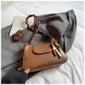 Borsa a spalla vintage marrone in pelle PU con manico intrecciato e ciondolo in legno - Marrone