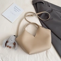 Sac seau en cuir grainé kaki avec ouverture en V et breloque lapin en peluche - Beige Avec Charme