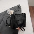 Schwarze Bucket-Schultertasche aus Leder mit Buchstabendruck und vorderer Knopftasche - Schwarz