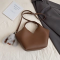 Sac seau en cuir marron avec bord en V, bandoulière et charm de lapin en peluche doux - Marron avec pendentif
