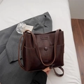 Dunkelbraune glänzende PU-Leder Beuteltasche mit Griff und modischem Aufdruck - Kaffeebraun