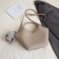 Sac seau en cuir beige grainé avec poignées, bandoulière et pendentif lapin en peluche - Gris Éléphant avec Pendentif