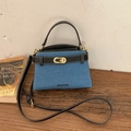 Borsa a mano a trapezio in denim blu e pelle nera con chiusura a scatto e tracolla - Nero