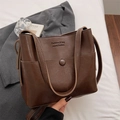 Retro dunkelbraune glänzende Eimertasche für Damen mit Magnetverschluss und Top-Griffen - Braun