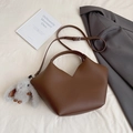 Sac seau en cuir grainé marron foncé avec ouverture en V et pendentif lapin mignon - Café avec Pendentif