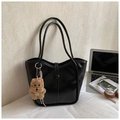 Minimalistische zwarte imitatielederen shopper met schattige beer hanger en riemdetail - Zwart met hanger