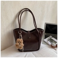 Minimalistische donkerbruine schoudertas met pluchen puppy-hanger en glanzende finish - Koffie met Hanger