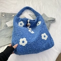 Blaue Plüsch-Tragetasche mit weißer Blumenstickerei und Holzknopf-Verschluss - Blau
