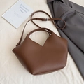 Sac seau en cuir marron foncé à motif lychee, avec coupe en V et bandoulière - Café sans Pendentif