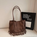 Braune Retro-Tragetasche aus Wildleder mit langen Boho-Fransen und schmalen Schultergurten - Braun
