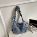 Hellblaue verwaschene Denim-Halbmondtasche mit gerafftem Riemen und Metall-M-Logo - Hellblau