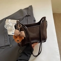 Dunkelbraune glänzende Schultertasche aus Leder mit dekorativem Teddybär-Anhänger - Mit Anhänger / Braun