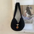 Dettaglio borsa a spalla in peluche nera con fibbia in corno di legno e ciondolo in pelle - Nero