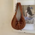 Dettaglio della borsa tote in maglia marrone con toppa in pelle e chiusura in legno - Marrone