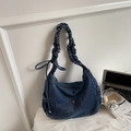 Retro dunkelblaue Denim-Halbmondtasche mit Faltenriemen und Schleifen in lässigem Stil - Dunkelblau