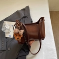 Dunkelbraune PU-Leder Schultertasche im Retro-Stil mit süßem Plüschbär-Anhänger - Mit Anhänger / Braun