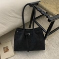 Schwarze Vintage-Einkaufstasche in Mattoptik mit Schnallendetail und langen Henkeln - Schwarz ohne Anhänger