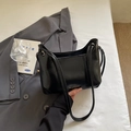 Glänzende schwarze Schultertasche mit Lack-Finish und Doppelriemen auf grauem Blazer - Ohne Anhänger / Schwarz