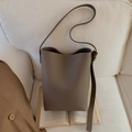 Classic dark brown pebble leather bucket bag with adjustable strap and gold hardware - Gray (No Pendant)