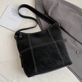 Borsa hobo vintage nera in pelle opaca con cuciture bianche a contrasto e tracolla larga - Senza Ciondolo / Nero