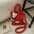 Detalle de bolso tote rojo de felpa con textura suave y colgante de conejo blanco - Rojo (Con Colgante)