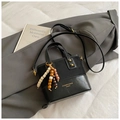 Borsa a secchiello vintage nera con ciondolo in legno e tracolla regolabile elegante - Nero