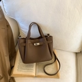 Sac seau en cuir marron grainé avec fermoir rotatif argenté et bandoulière réglable - Café sans Pendentif