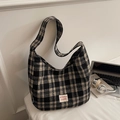 Borsa hobo retrò in tela a scacchi bianchi e neri con logo rosso sorridente - Nero
