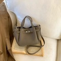 Sac seau en cuir grainé taupe avec fermoir pivotant en métal et bandoulière réglable - Gris Éléphant sans Pendentif