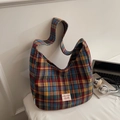 Grande borsa hobo vintage a quadri con motivo tartan colorato ed etichetta in tela - Blu