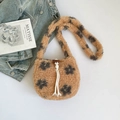 Bruine pluche bucketbag met luipaardprint, hoornen gesp en kwastjes als detail - Bruin