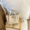 Sac seau chic en cuir litchi beige avec fermoir rotatif argenté et bandoulière - Blanc Crème (Sans Pendentif)