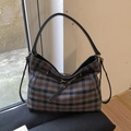 Borsa tote a quadri stile britannico con tracolla in pelle nera e fibbia dorata - Quadri Neri