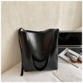 Bolso tote grande de cuero negro brillante con portátil y libros para la oficina - Negro