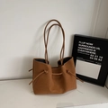 Bolso tote minimalista de cuero marrón con detalles de cordón para el trayecto diario - Marrón